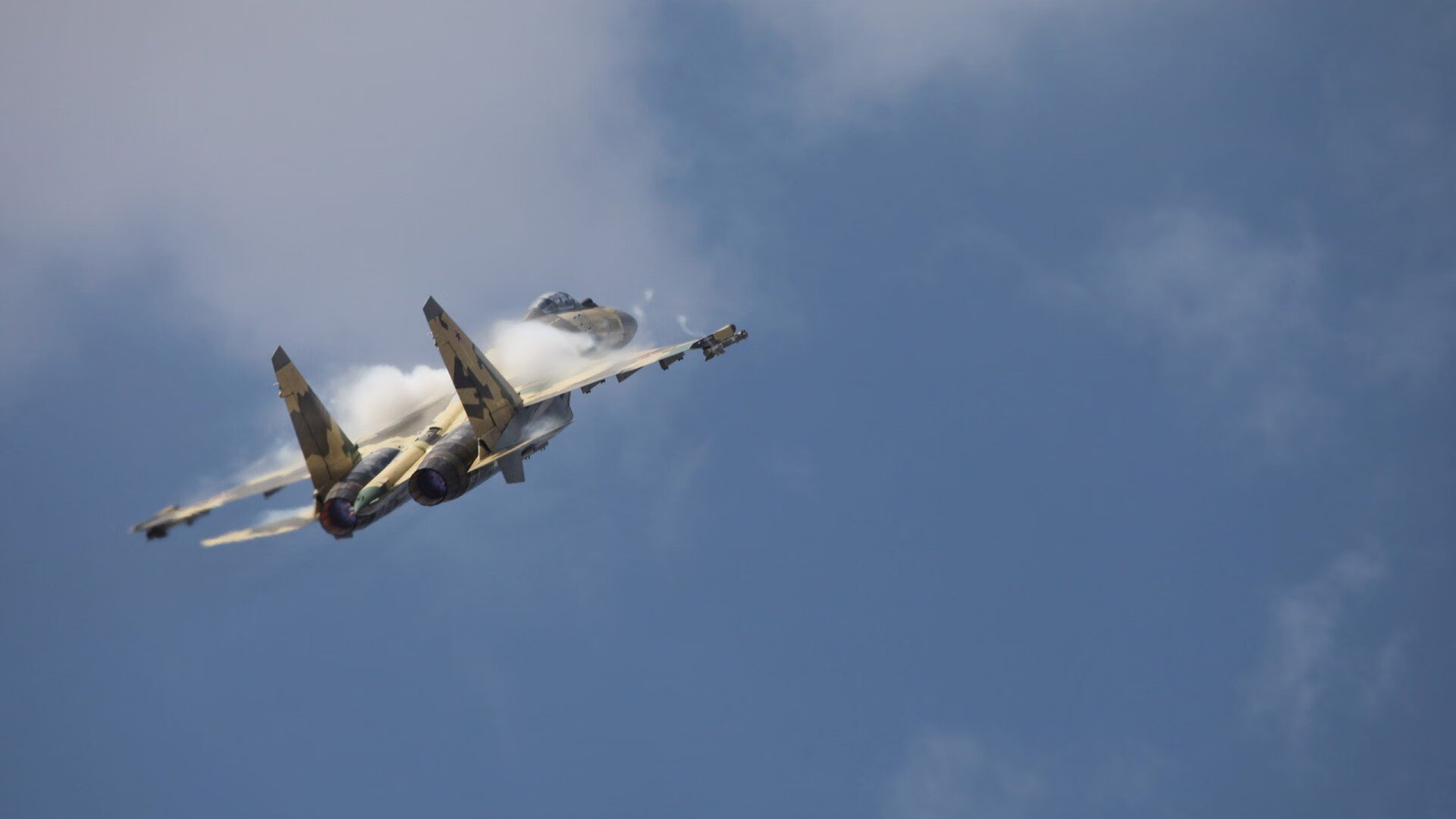 中国足球职业俱乐部球员健康管理制度完善，足球从业人员