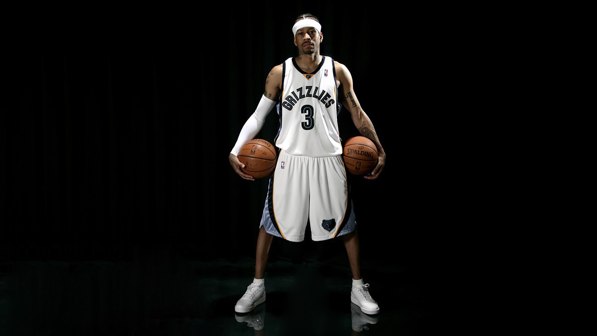 史上“最牛”篮下封盖：蒂伊在争夺篮板时显示出的强硬防守让对手胆寒！